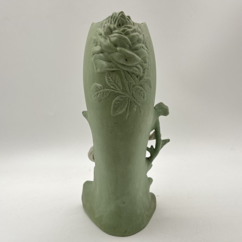 Ваза в стиле модерн с цветочным декором и фигуркой путти