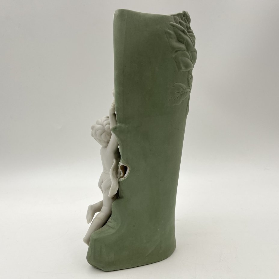 Ваза в стиле модерн с цветочным декором и фигуркой путти