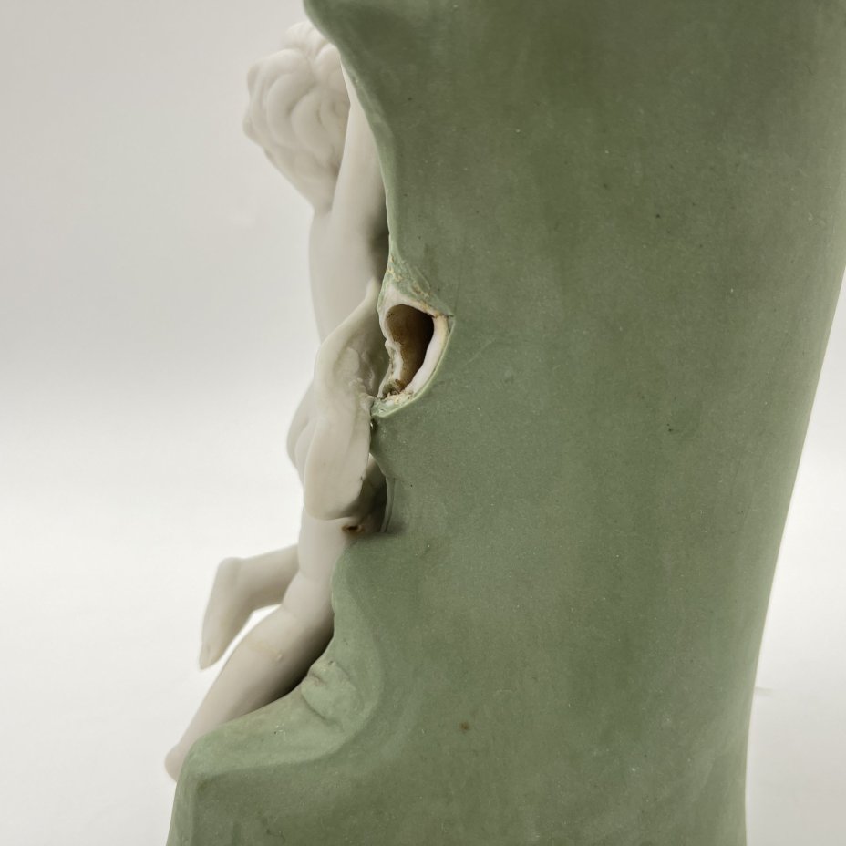 Ваза в стиле модерн с цветочным декором и фигуркой путти