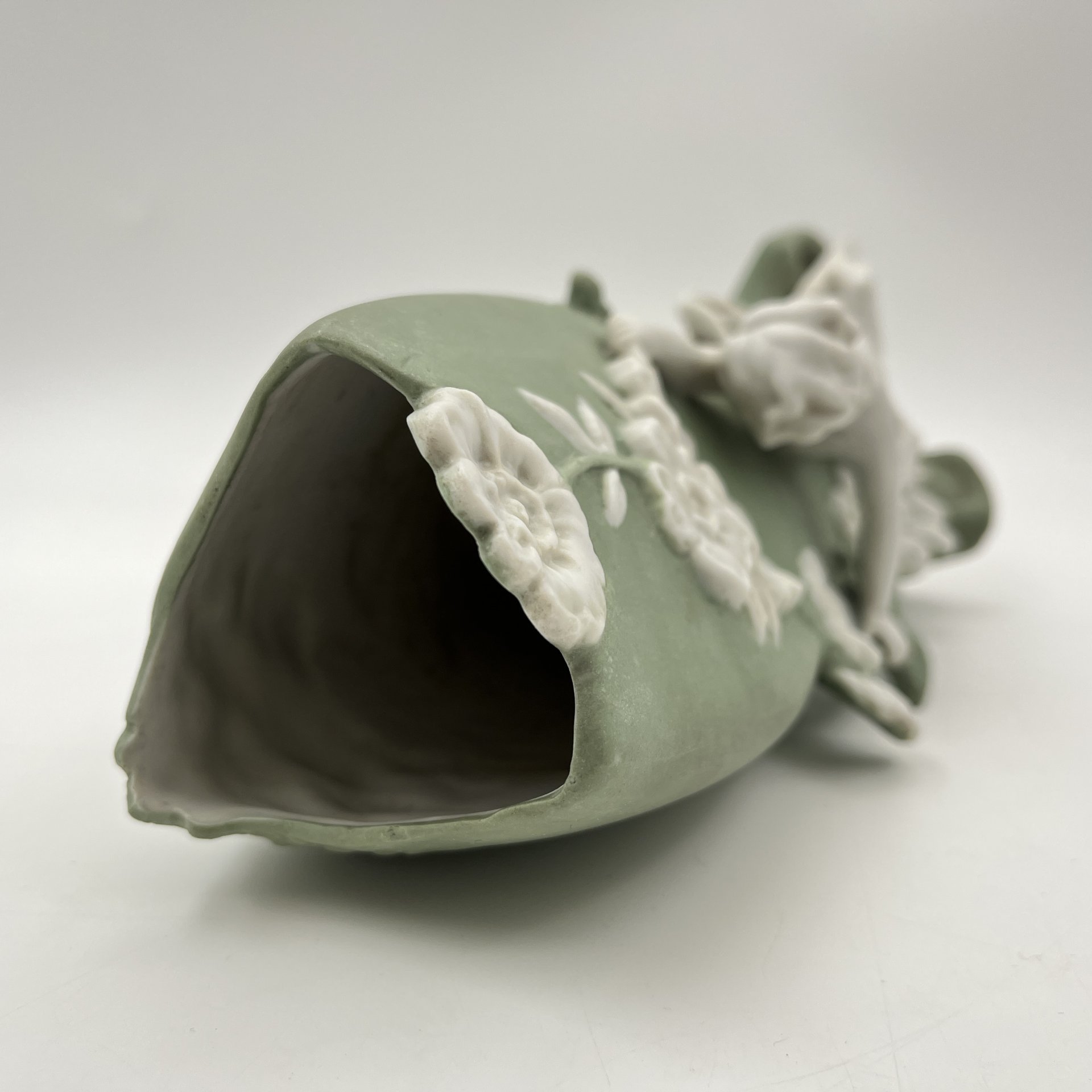 Ваза в стиле модерн с цветочным декором и фигуркой путти, бисквит, крытье, Дмитровский фарфоровый завод (ДФЗ Вербилки), Россия, 1910-1930 гг.