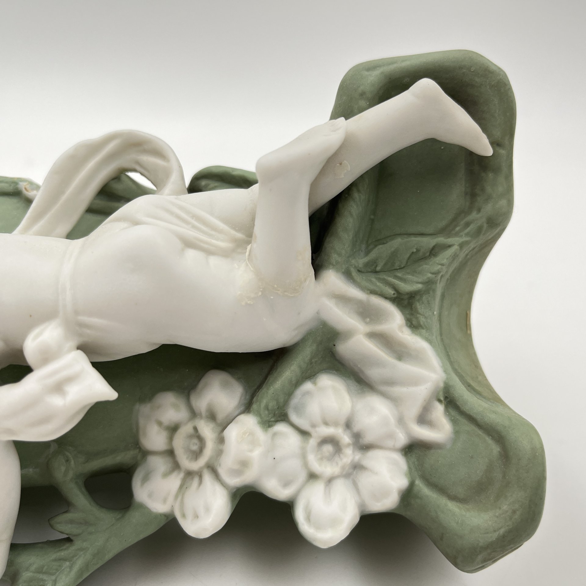 Ваза в стиле модерн с цветочным декором и фигуркой путти, бисквит, крытье, Дмитровский фарфоровый завод (ДФЗ Вербилки), Россия, 1910-1930 гг.