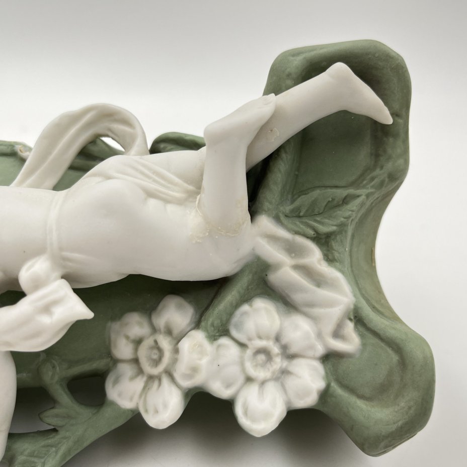 Ваза в стиле модерн с цветочным декором и фигуркой путти