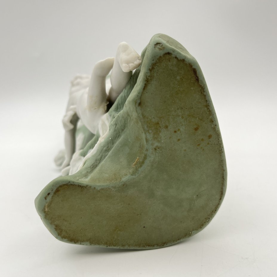 Ваза в стиле модерн с цветочным декором и фигуркой путти