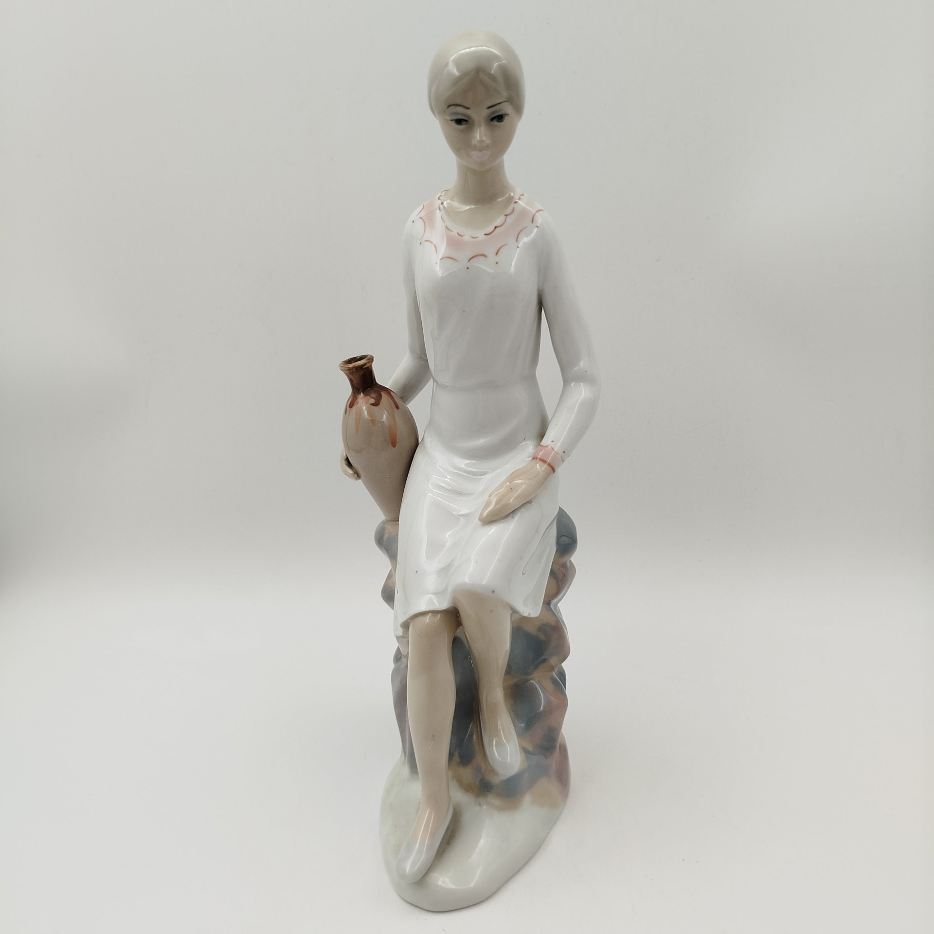 Статуэтка "Девушка с вазой", фарфор, роспись, Casades, Испания, 1970-1990 гг.