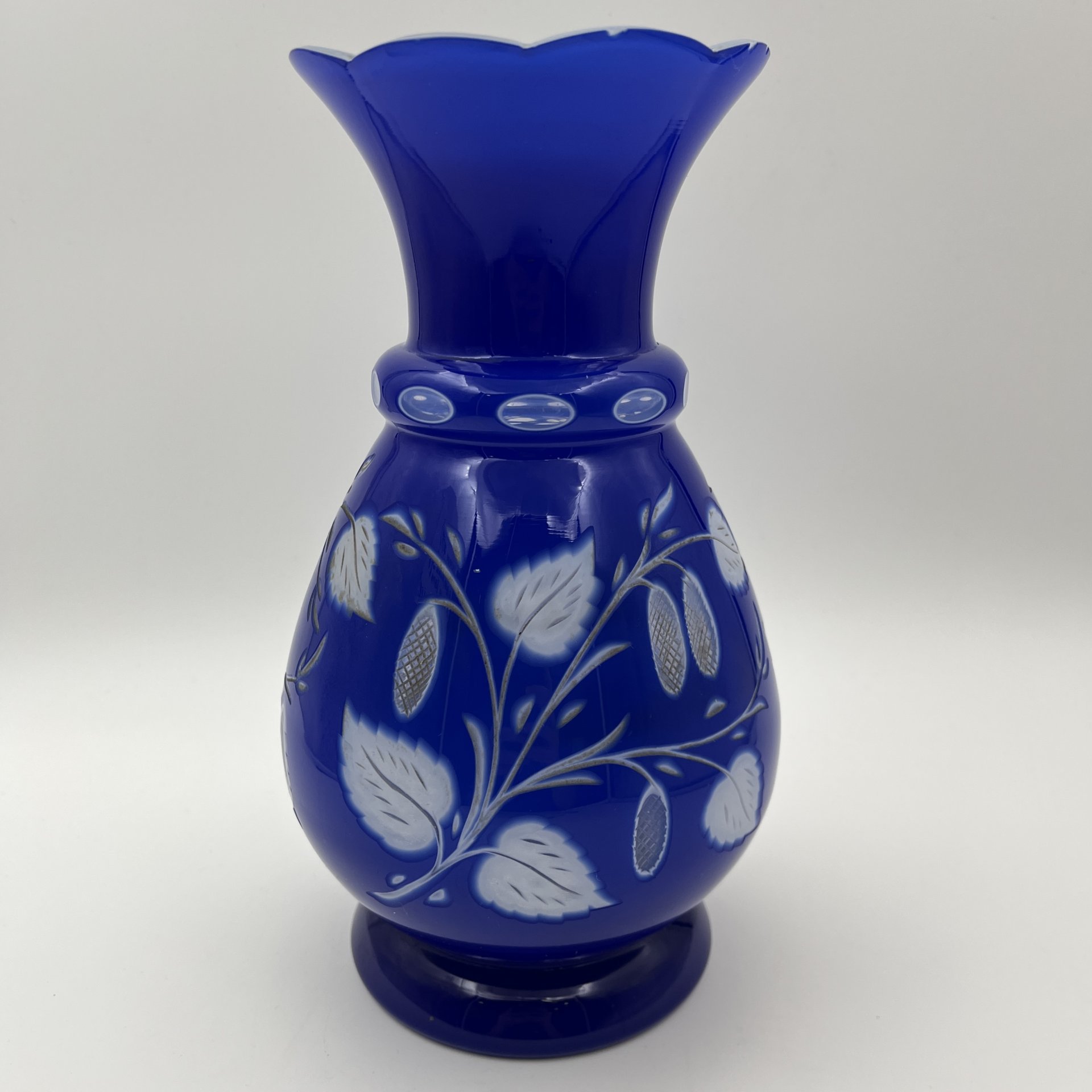 Ваза "Березка", автор Е.И. Алексеева-Батанова, стекло, трехслойное, нацвет, резьба, Ленинградский завод художественного стекла (ЛЗХС), СССР, 1950-1960 гг.