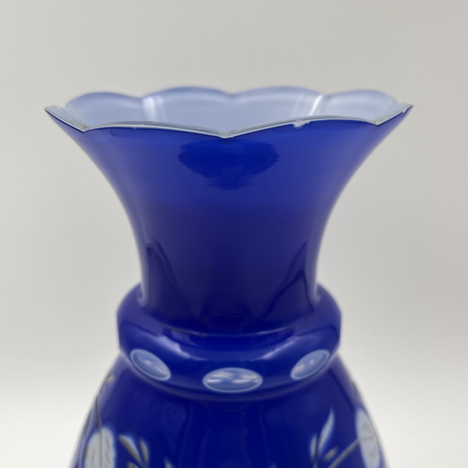 Ваза "Березка", автор Е.И. Алексеева-Батанова, стекло, трехслойное, нацвет, резьба, Ленинградский завод художественного стекла (ЛЗХС), СССР, 1950-1960 гг.