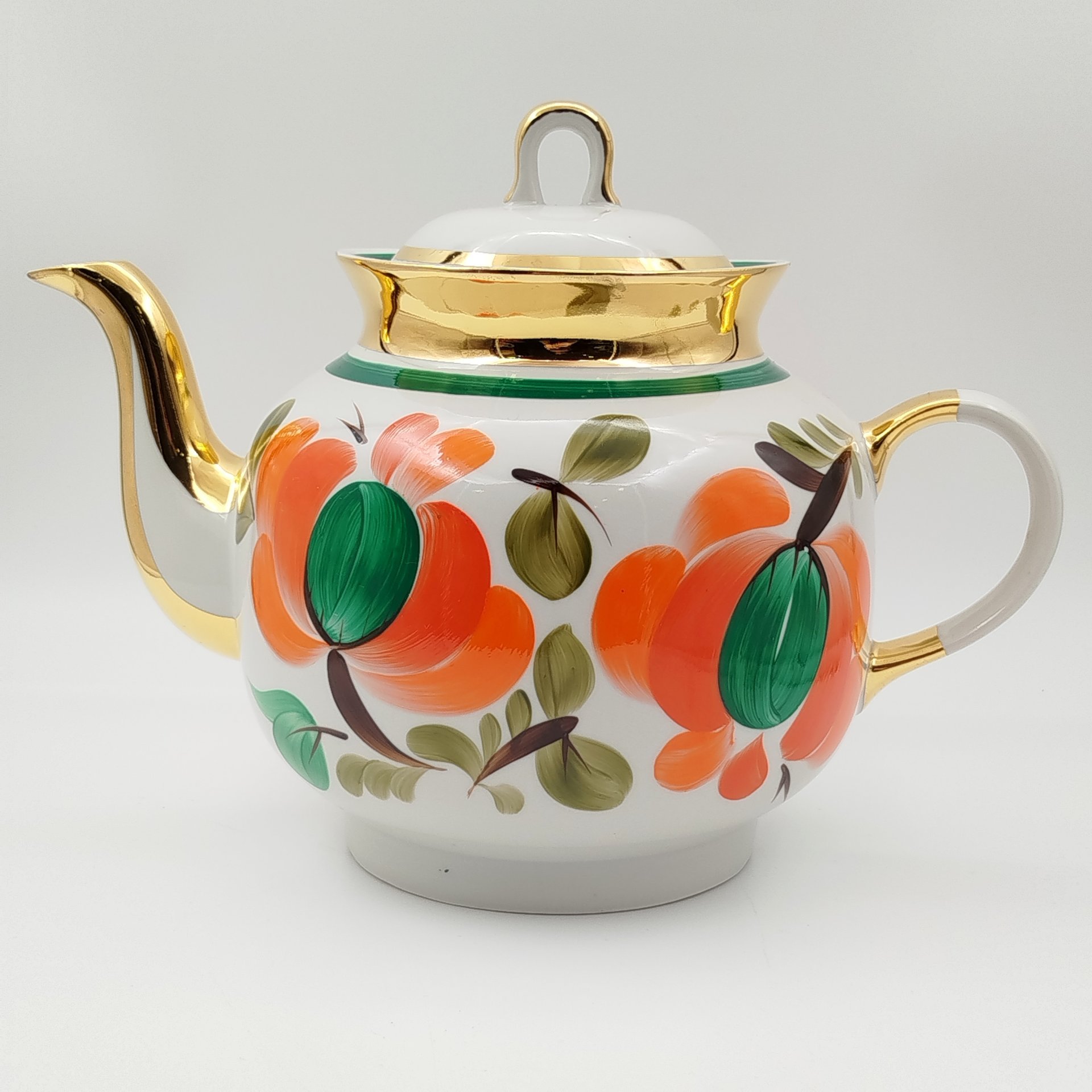 Чайник доливной, украшенный цветочным декором, фарфор, роспись, золочение, Краснодарский фарфорово-фаянсовый завод «Чайка», СССР, 1960-1992 гг.