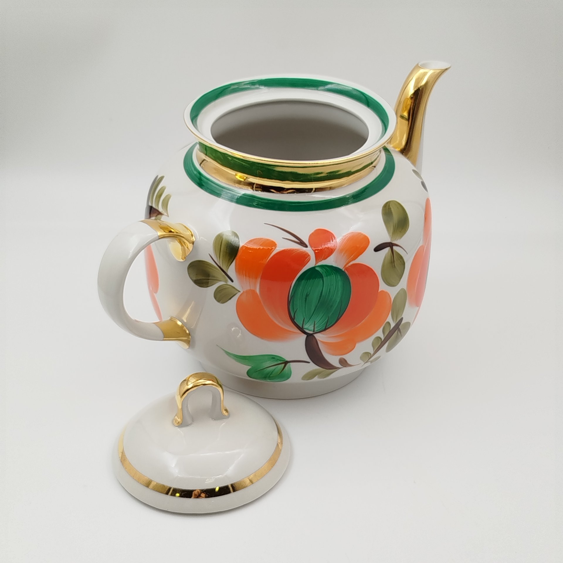 Чайник доливной, украшенный цветочным декором, фарфор, роспись, золочение, Краснодарский фарфорово-фаянсовый завод «Чайка», СССР, 1960-1992 гг.