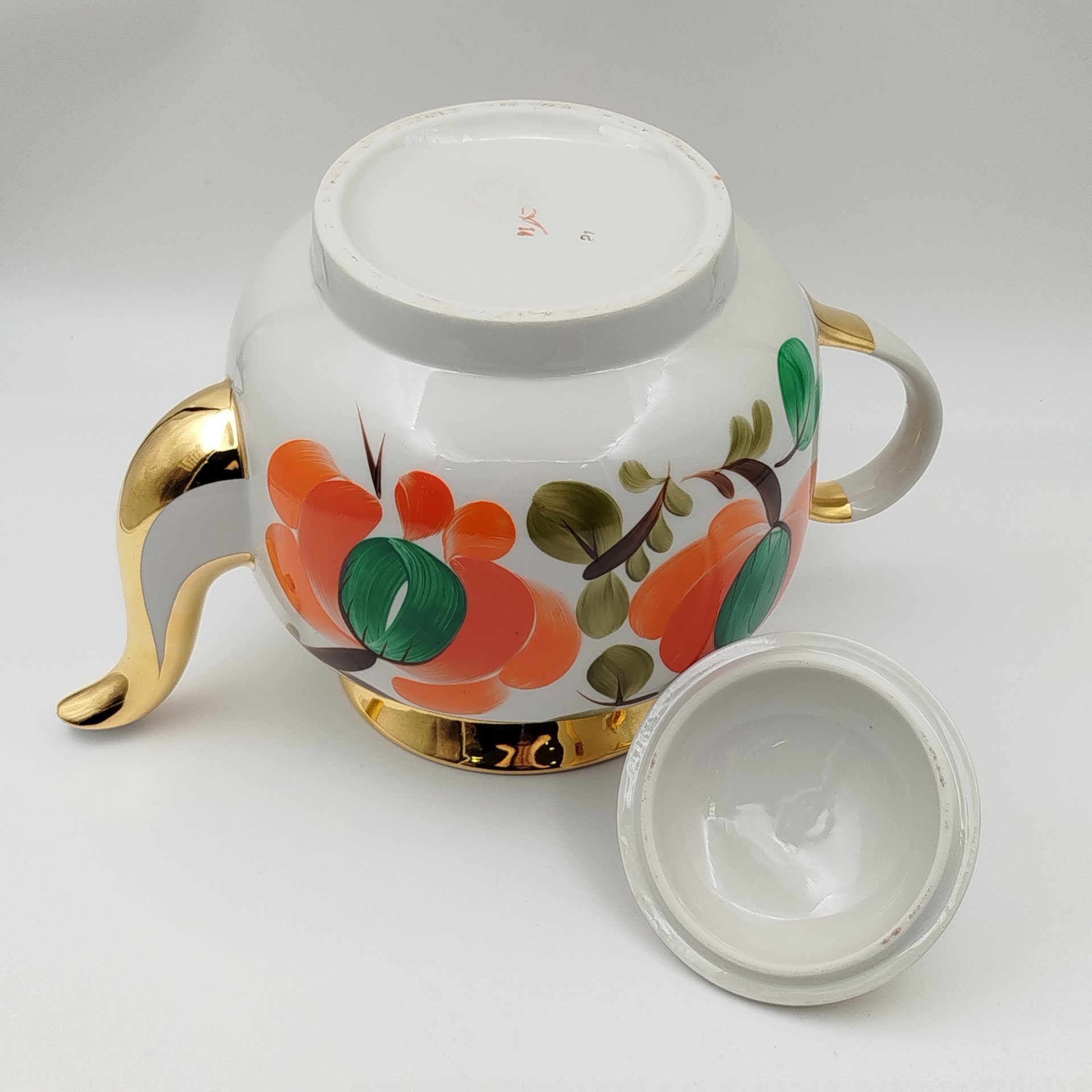 Чайник доливной, украшенный цветочным декором, фарфор, роспись, золочение, Краснодарский фарфорово-фаянсовый завод «Чайка», СССР, 1960-1992 гг.