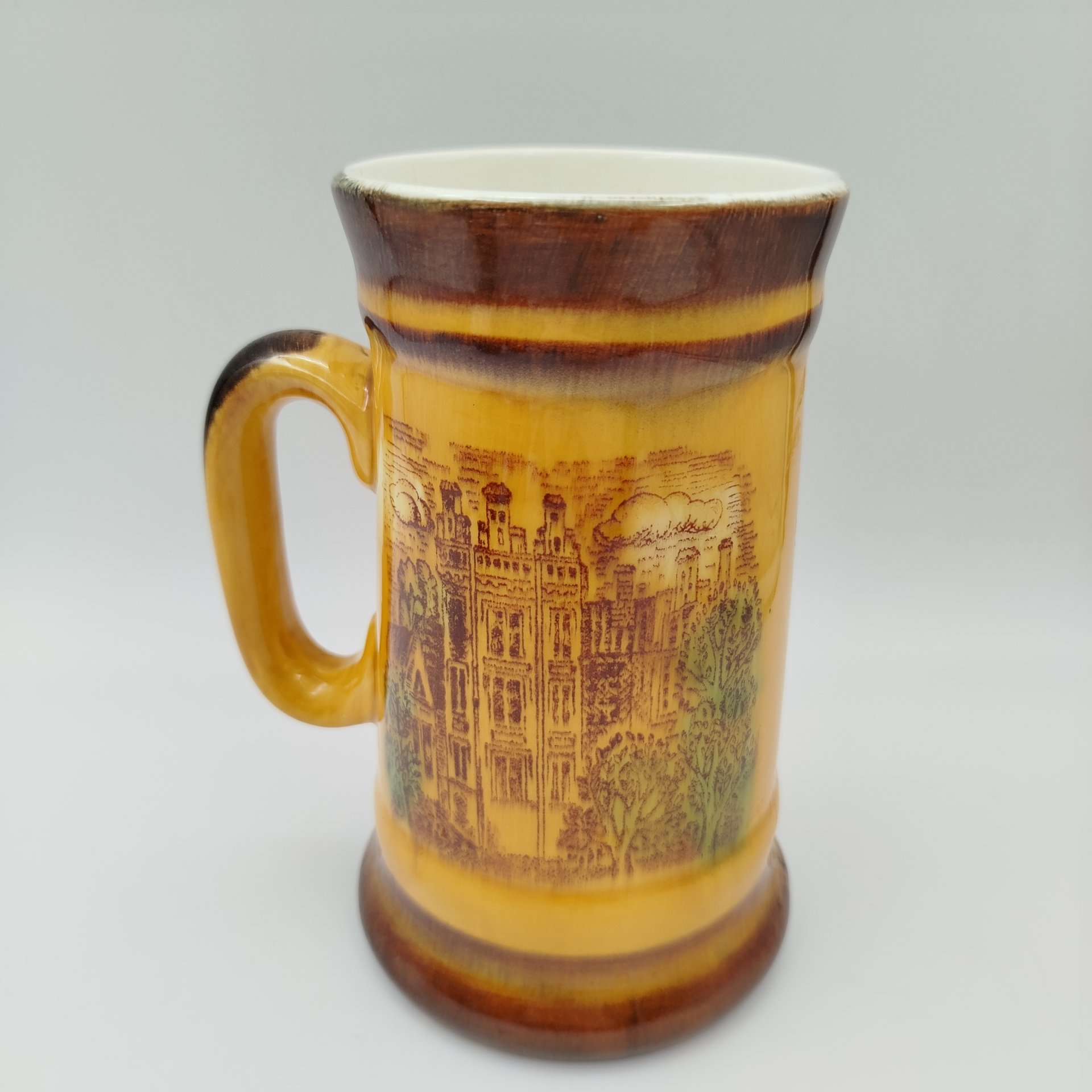 Кружка пивная с изображением здания Конаковского фаянсового завода