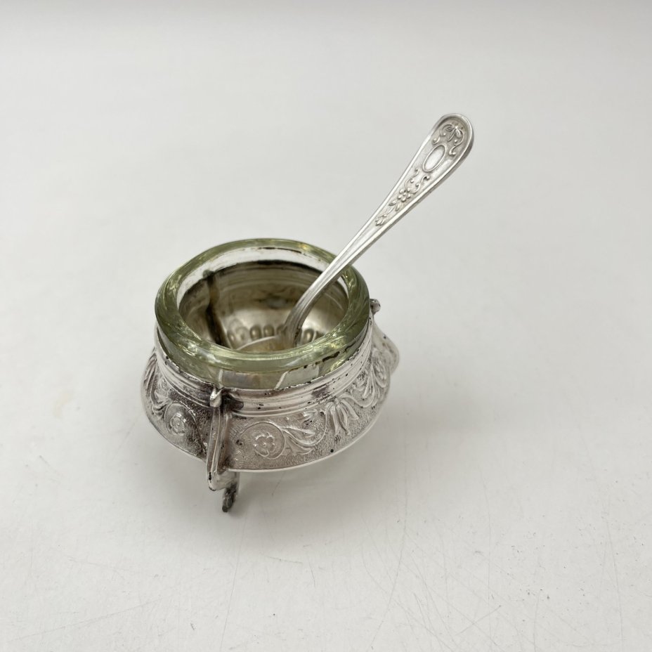 Солонка с растительным орнаментом и ложечкой, мельхиор (медь-никель), стекло, Мстерская художественная фабрика  «Ювелир», СССР, 1973 г.