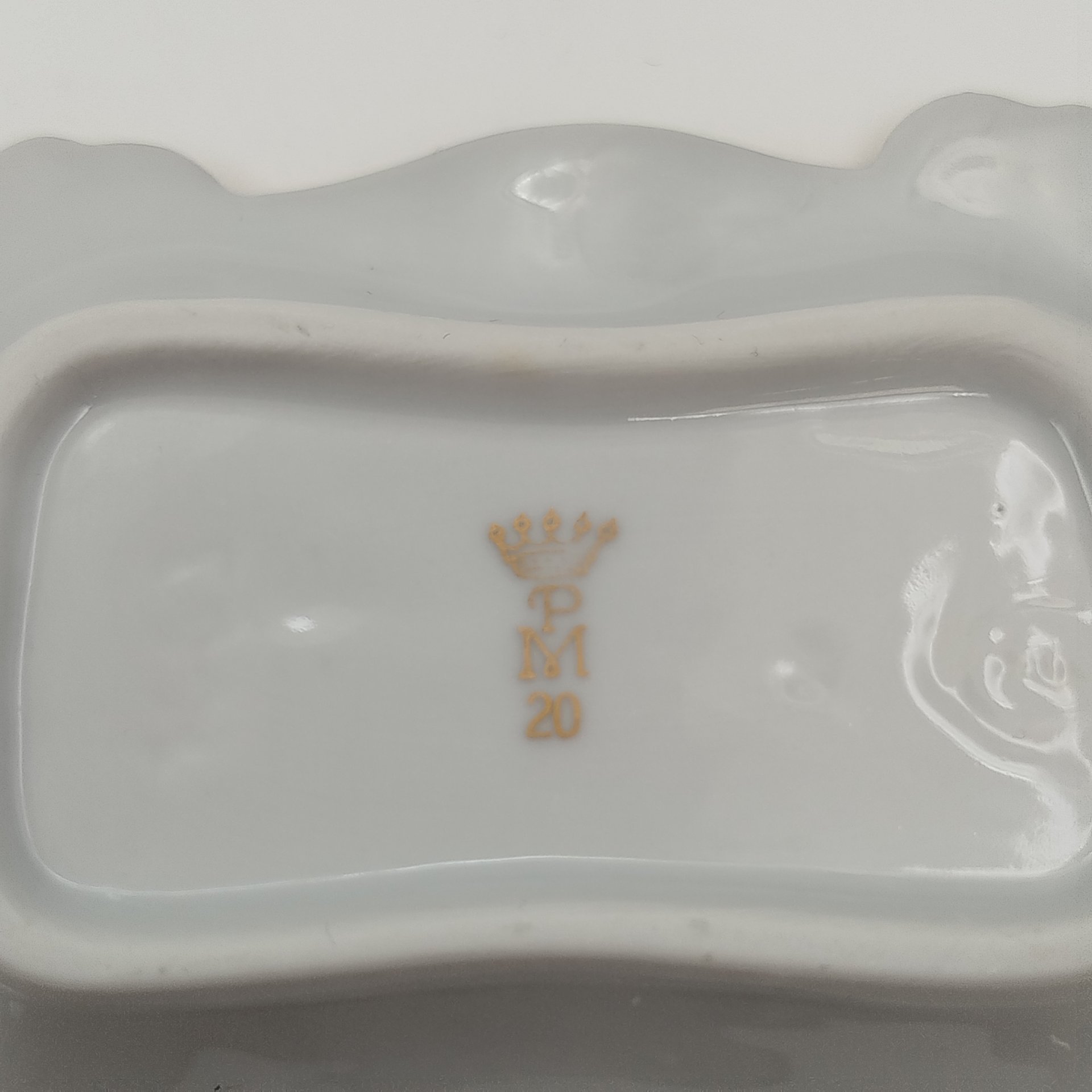 Пепельница с рельефным изображением карманных часов, фарфор, золочение, Martinroda Friedrich Eger & Co. (PM), Германия, 1950-1970 гг.