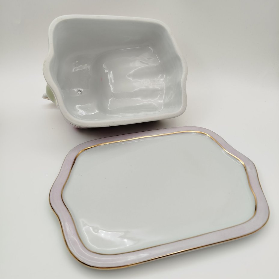 Блюдо для сервировки сыра (сырница) с цветочным декором и фигурным хватком