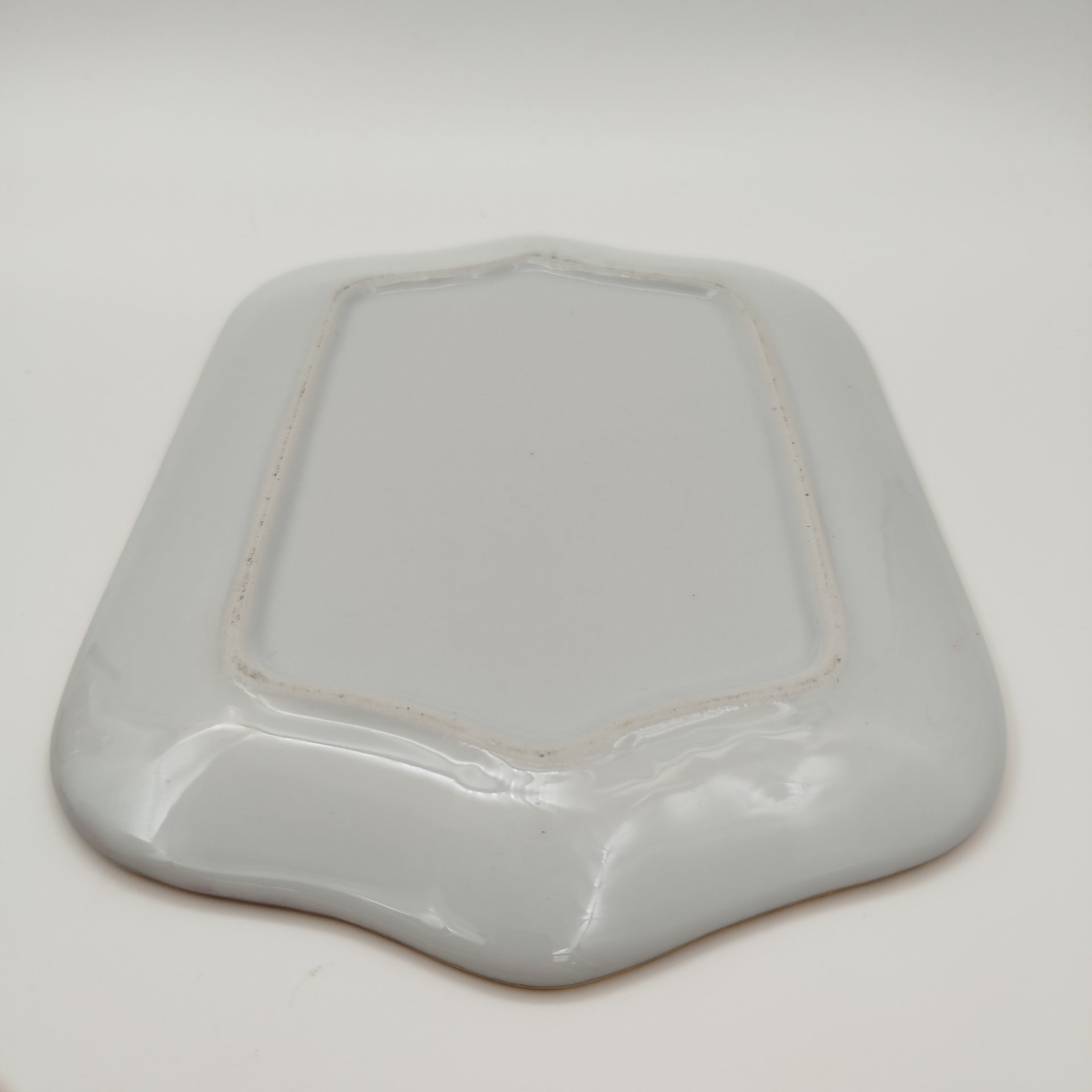 Блюдо для сервировки сыра (сырница) с цветочным декором и фигурным хватком