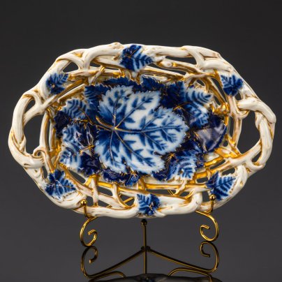 Сухарница (фруктовница) с рельефным прорезным декором, украшенная изображением листьев, Schmeisser Porzellan Manufaktur, фарфор, роспись, золочение, Германия, 1880-1910 гг.