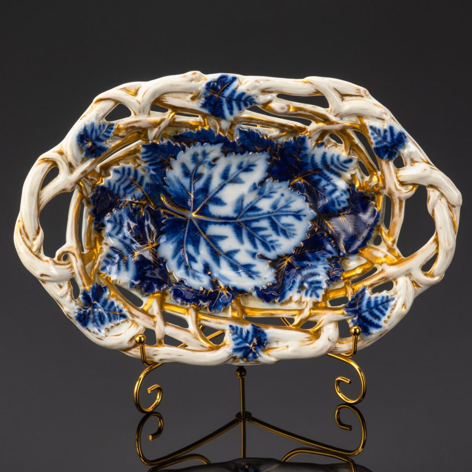 Сухарница (фруктовница) с рельефным прорезным декором, украшенная изображением листьев, Schmeisser Porzellan Manufaktur, фарфор, роспись, золочение, Германия, 1880-1910 гг.