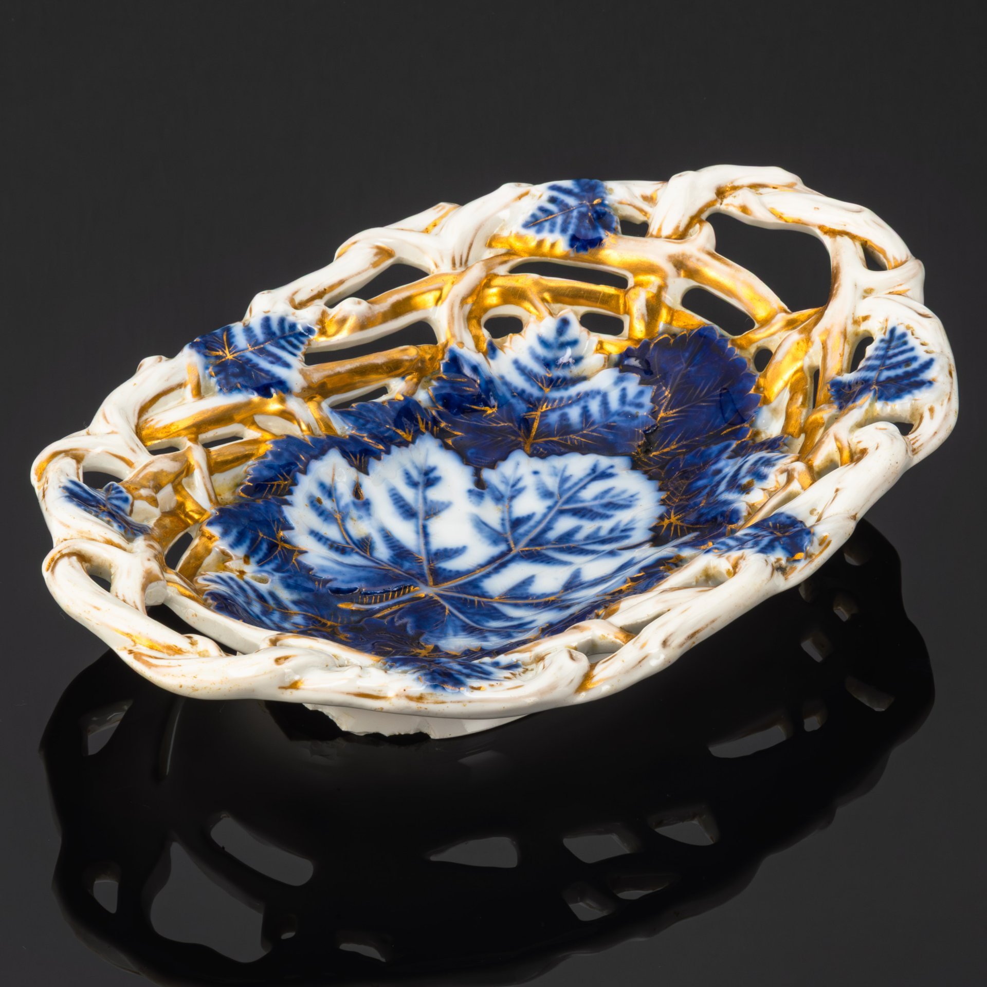 Сухарница (фруктовница) с рельефным прорезным декором, украшенная изображением листьев, Schmeisser Porzellan Manufaktur, фарфор, роспись, золочение, Германия, 1880-1910 гг.