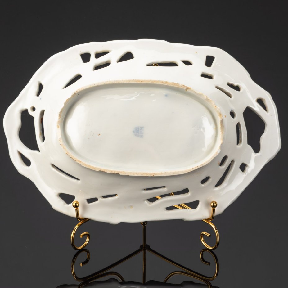 Сухарница (фруктовница) с рельефным прорезным декором, украшенная изображением листьев, Schmeisser Porzellan Manufaktur