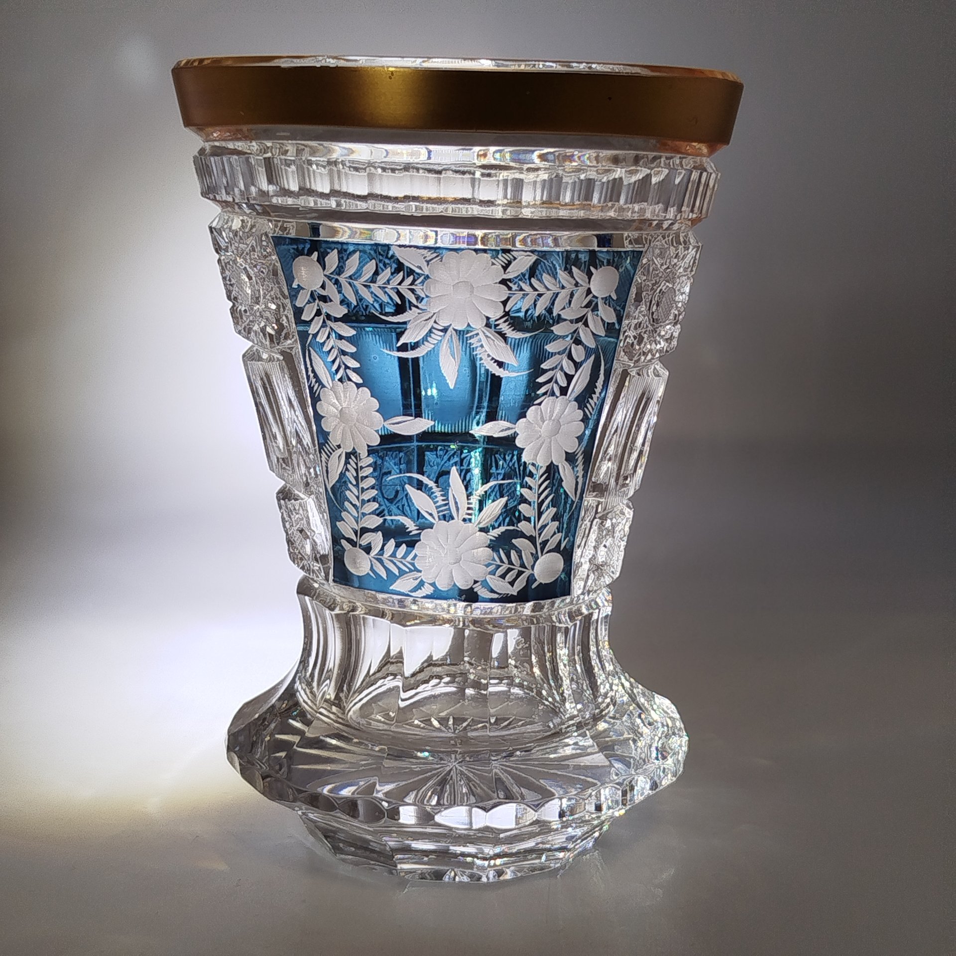 Ваза для небольшого букета с цветочным декором на голубом фоне