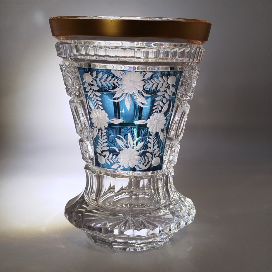 Ваза для небольшого букета с цветочным декором на голубом фоне