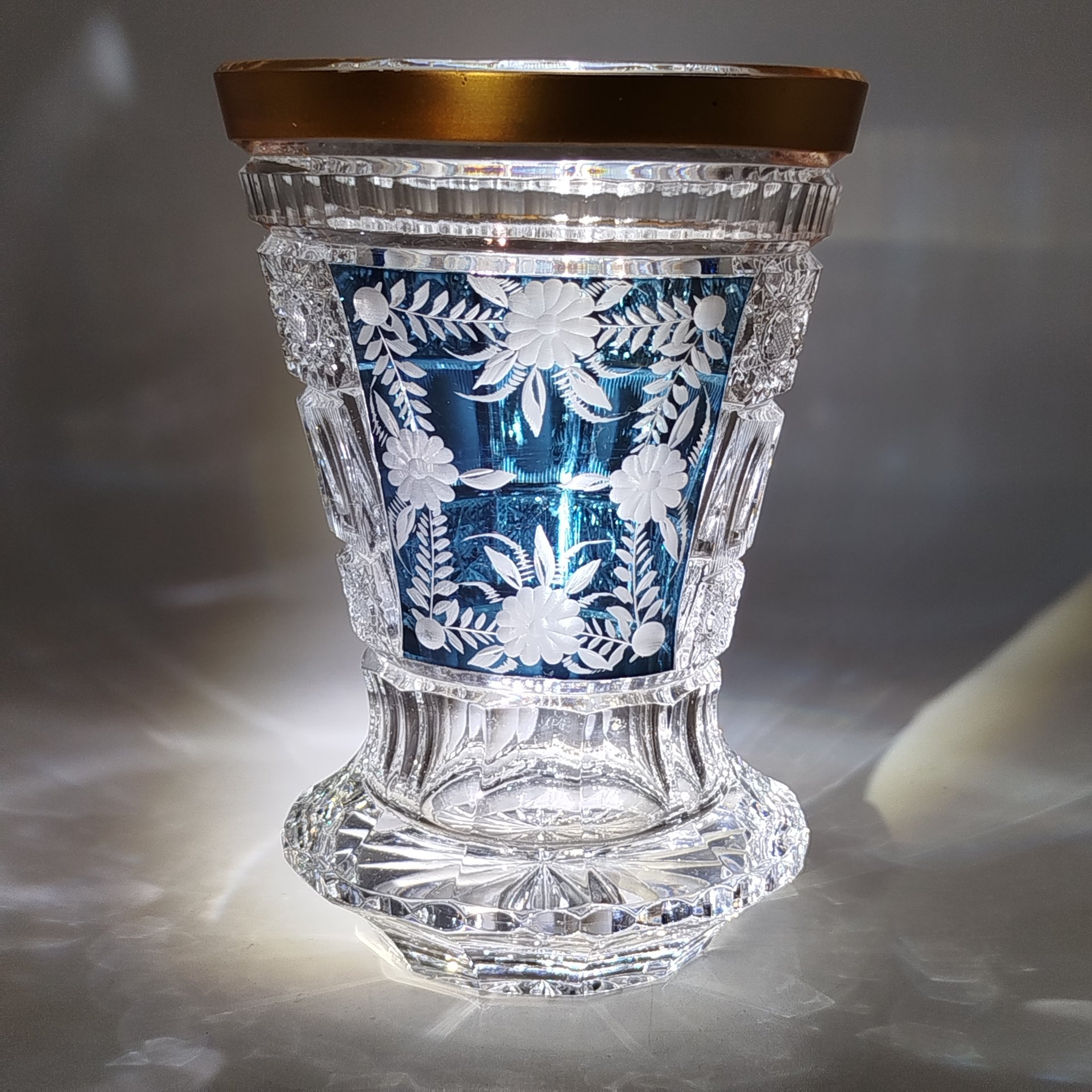 Ваза для небольшого букета с цветочным декором на голубом фоне