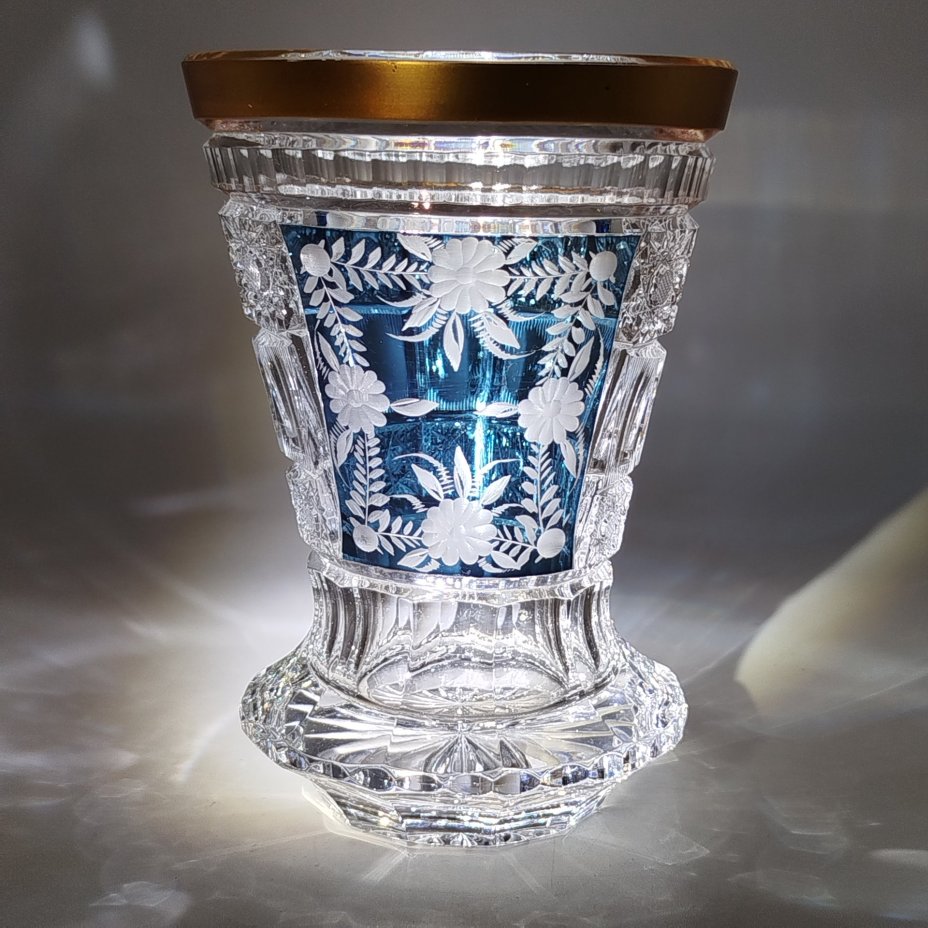 Ваза для небольшого букета с цветочным декором на голубом фоне