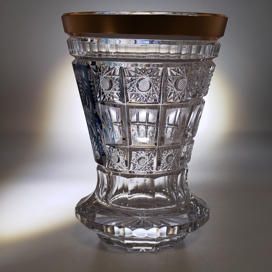 Ваза для небольшого букета с цветочным декором на голубом фоне