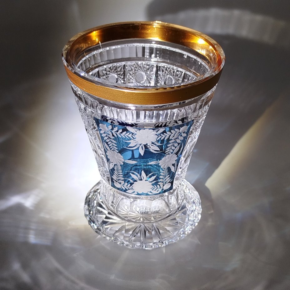 Ваза для небольшого букета с цветочным декором на голубом фоне