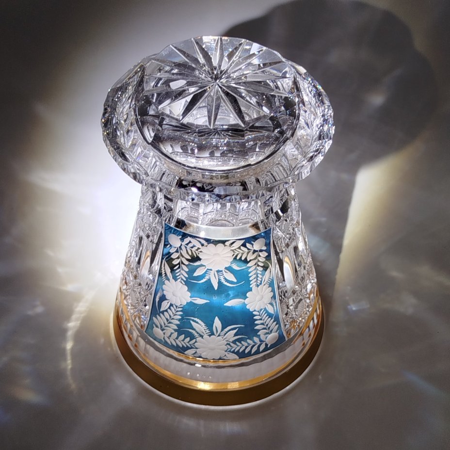 Ваза для небольшого букета с цветочным декором на голубом фоне