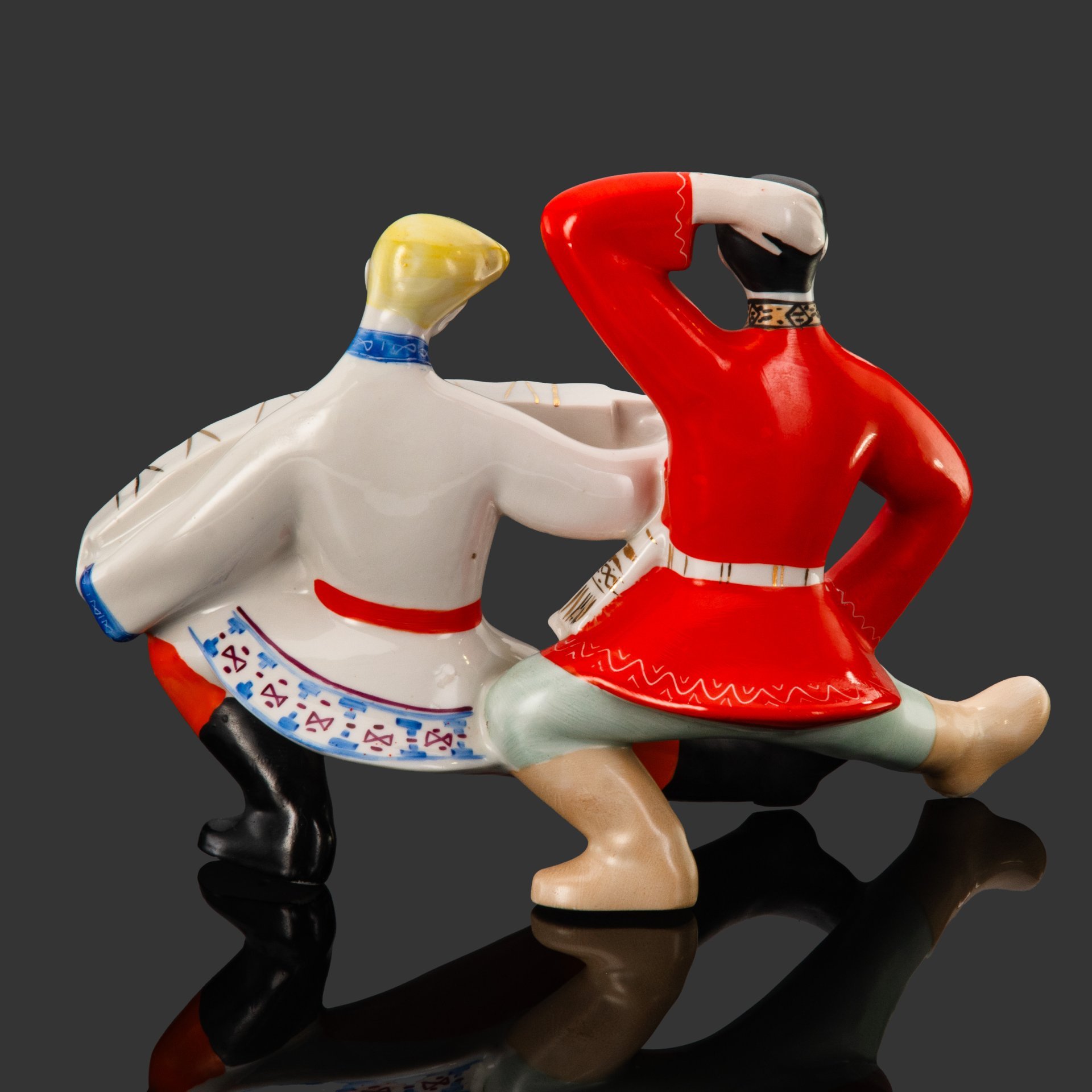 Статуэтка "Русский перепляс", автор Н.Ф. Бобик, фарфор, роспись, золочение, Полонский завод художественной керамики (Полонное ЗХК), СССР, 1973-1991 гг.