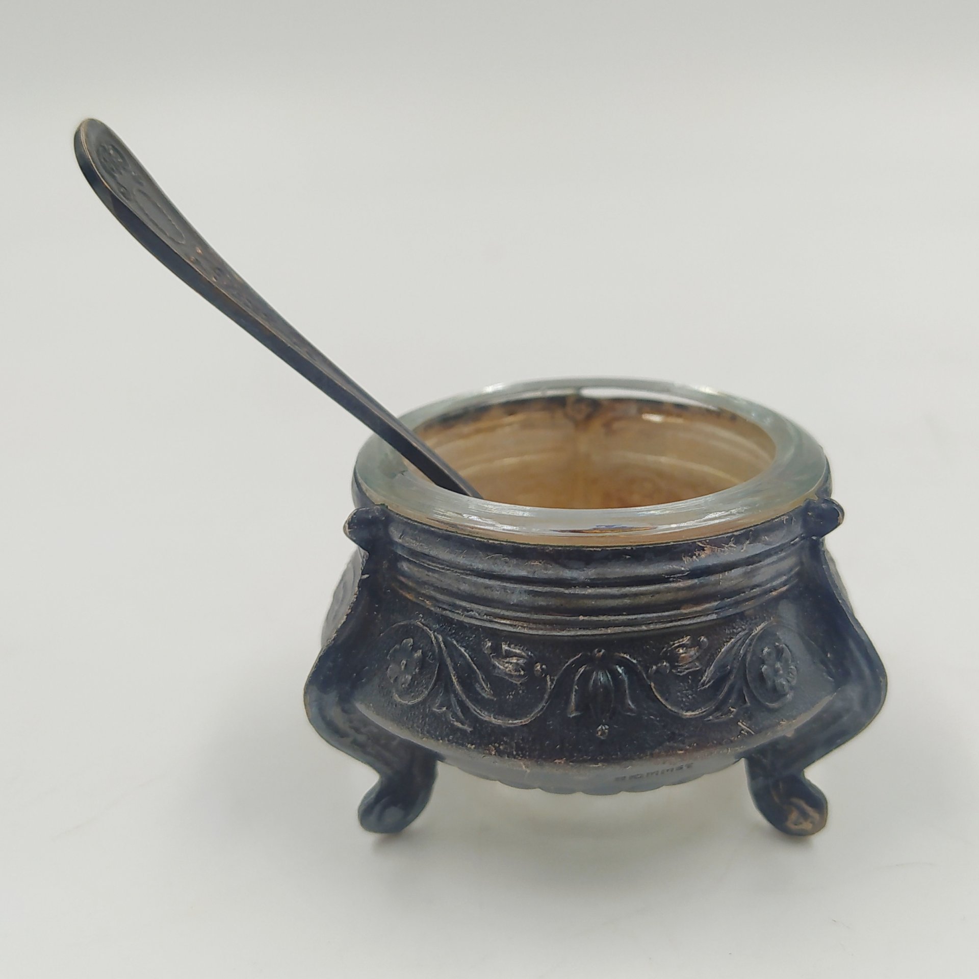 Солонка с миниатюрной ложечкой, мНЦ (медь-никель-цинк), стекло, Мстерская художественная фабрика  «Ювелир», СССР, 1978 г.