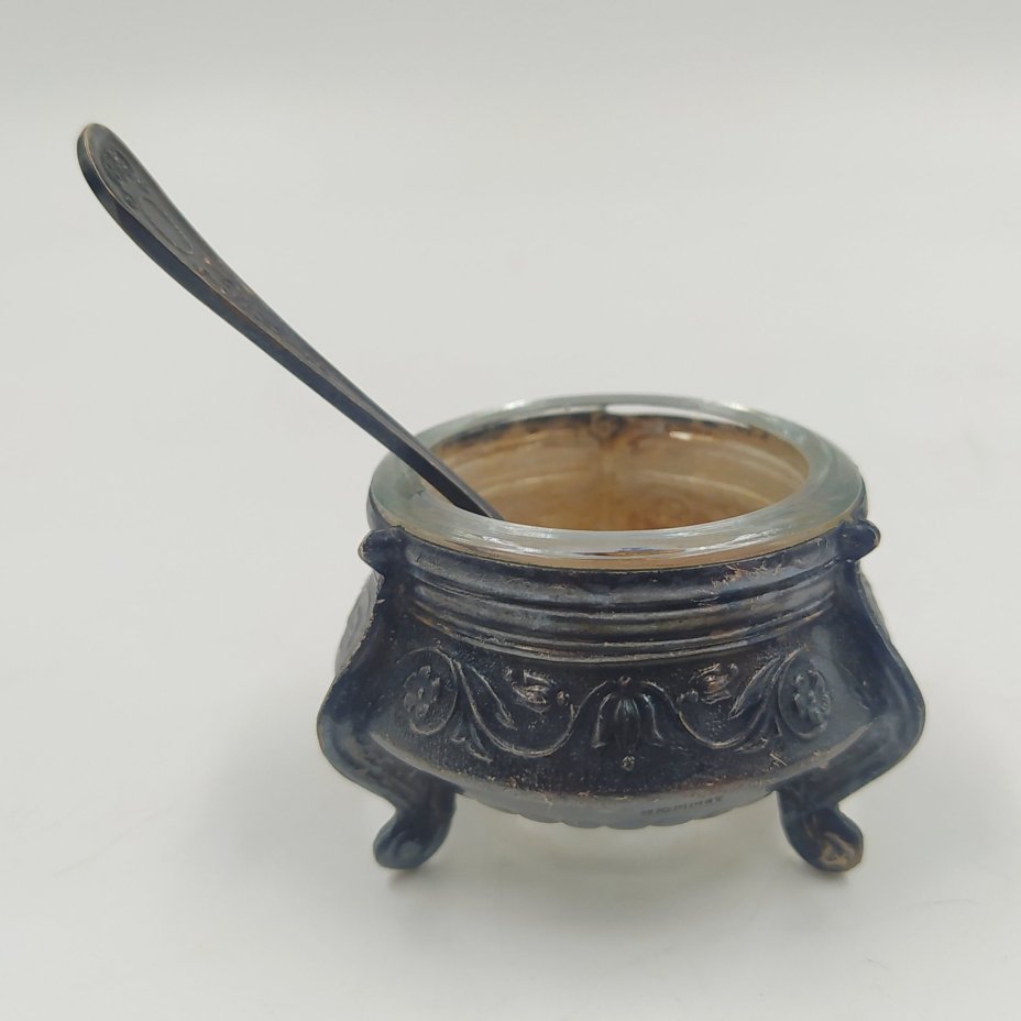 Солонка с миниатюрной ложечкой, мНЦ (медь-никель-цинк), стекло, Мстерская художественная фабрика  «Ювелир», СССР, 1978 г.