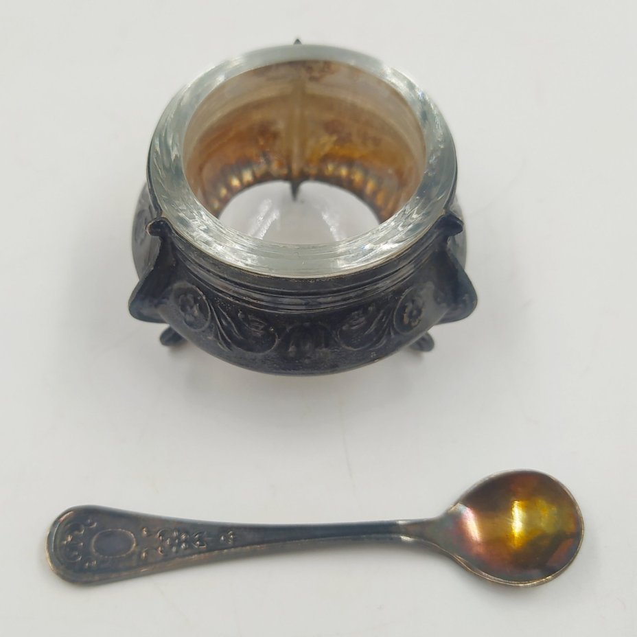 Солонка с миниатюрной ложечкой, мНЦ (медь-никель-цинк), стекло, Мстерская художественная фабрика  «Ювелир», СССР, 1978 г.