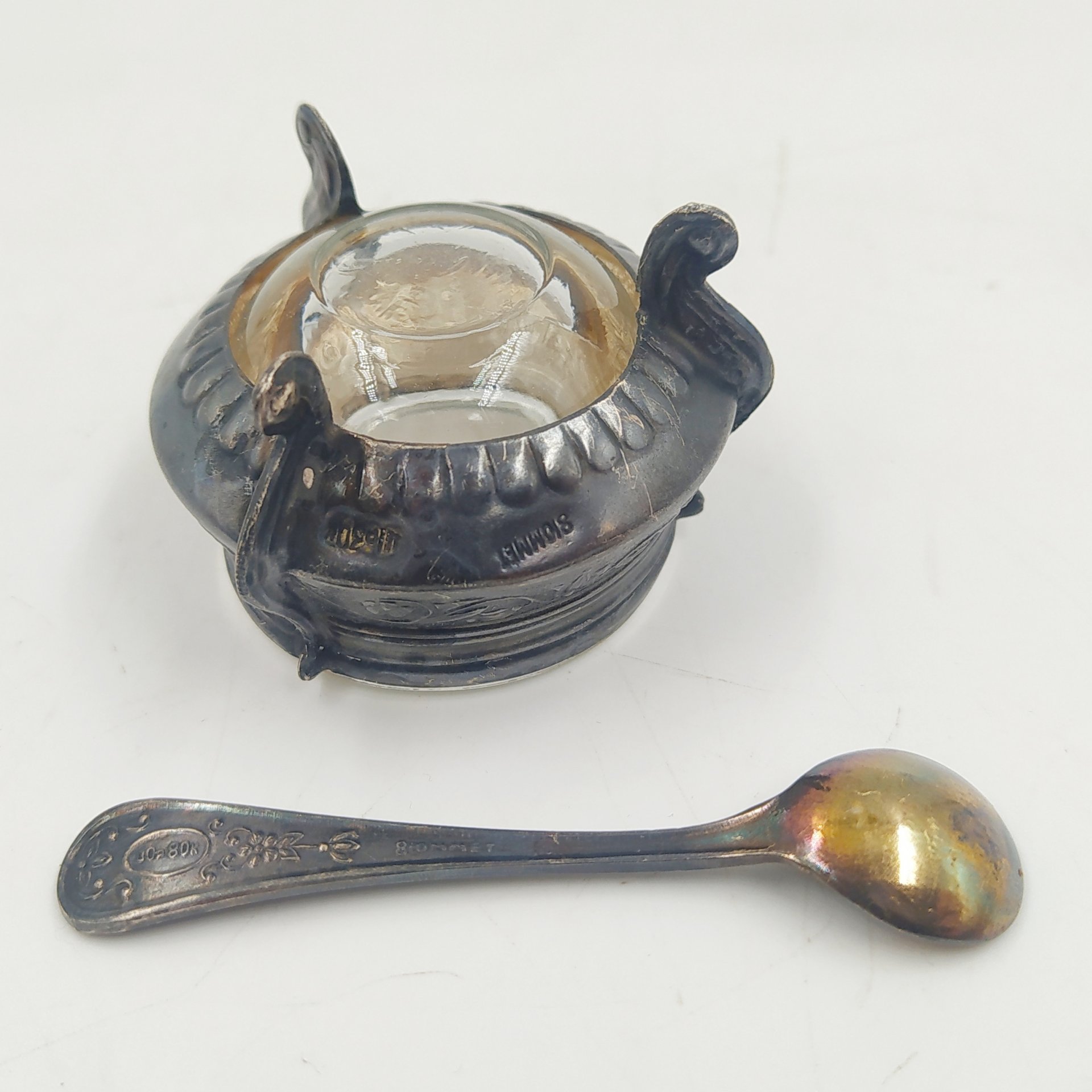 Солонка с миниатюрной ложечкой, мНЦ (медь-никель-цинк), стекло, Мстерская художественная фабрика  «Ювелир», СССР, 1978 г.