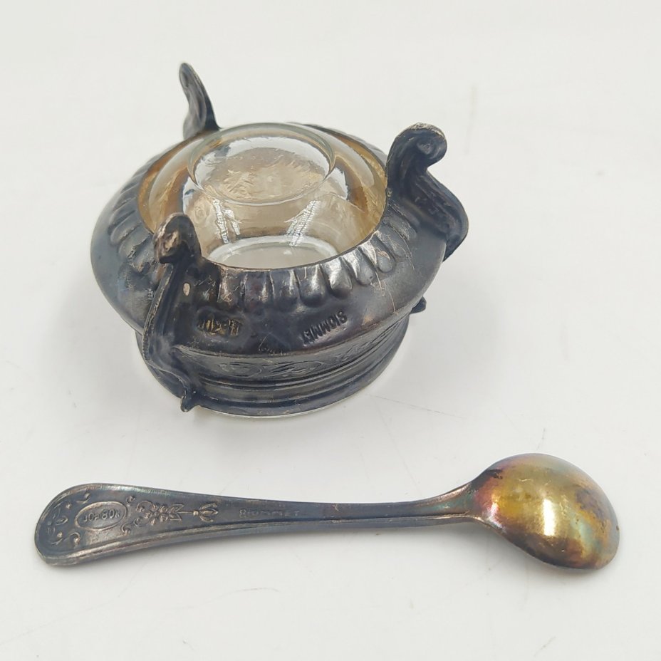 Солонка с миниатюрной ложечкой, мНЦ (медь-никель-цинк), стекло, Мстерская художественная фабрика  «Ювелир», СССР, 1978 г.