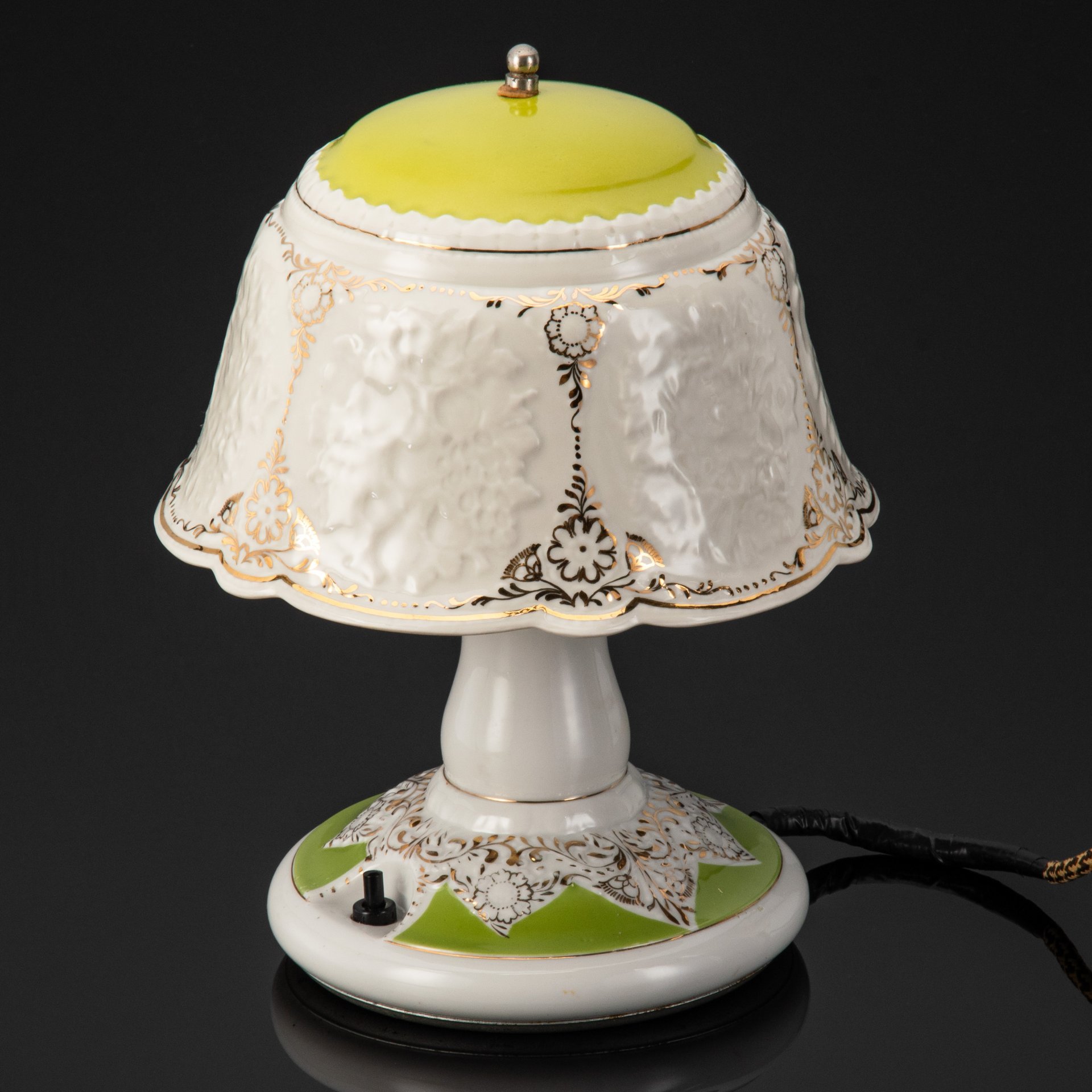 Лампа-ночник бело-зеленого цвета с растительным декором, фарфор, крытье, золочение, Барановский фарфоровый завод, СССР, 1950-1960 гг.