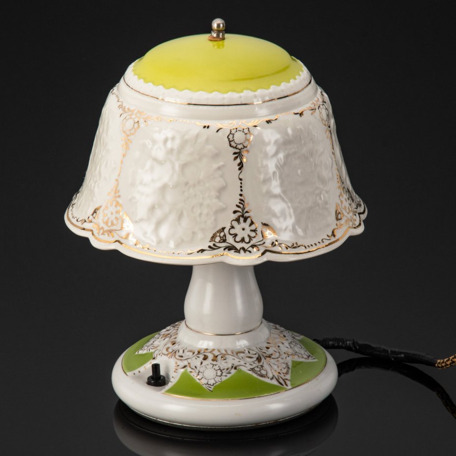 Лампа-ночник бело-зеленого цвета с растительным декором, фарфор, крытье, золочение, Барановский фарфоровый завод, СССР, 1950-1960 гг.