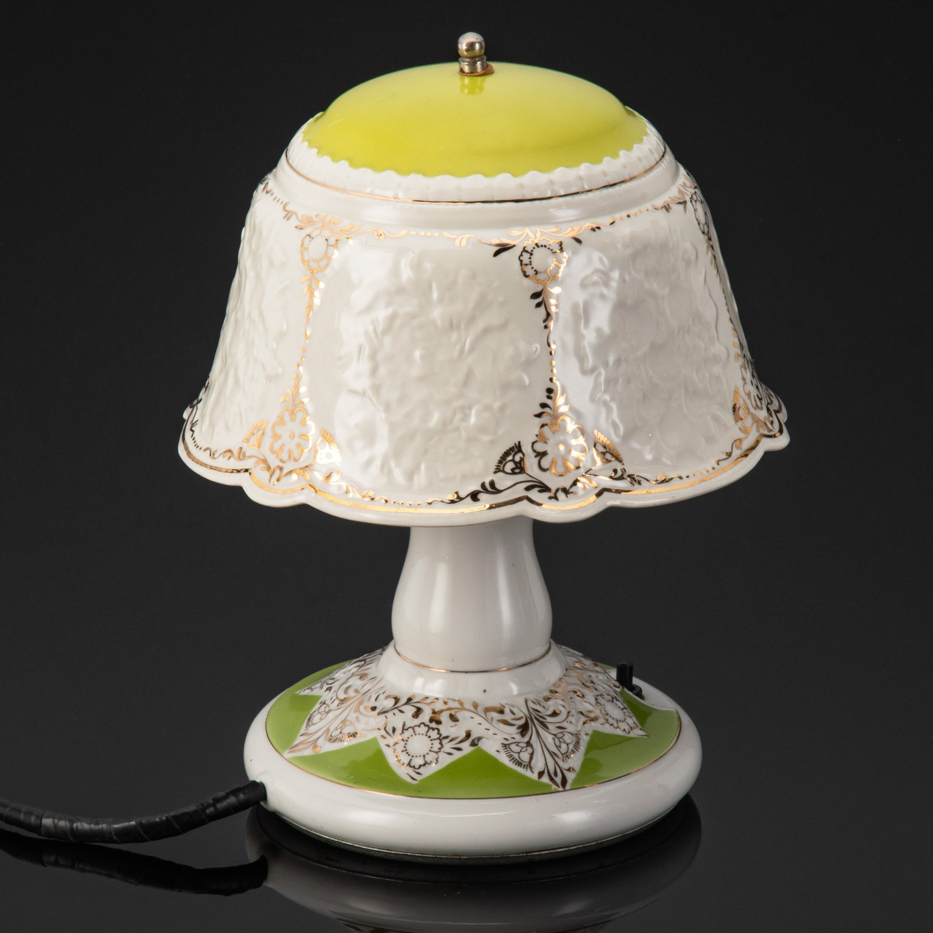 Лампа-ночник бело-зеленого цвета с растительным декором, фарфор, крытье, золочение, Барановский фарфоровый завод, СССР, 1950-1960 гг.