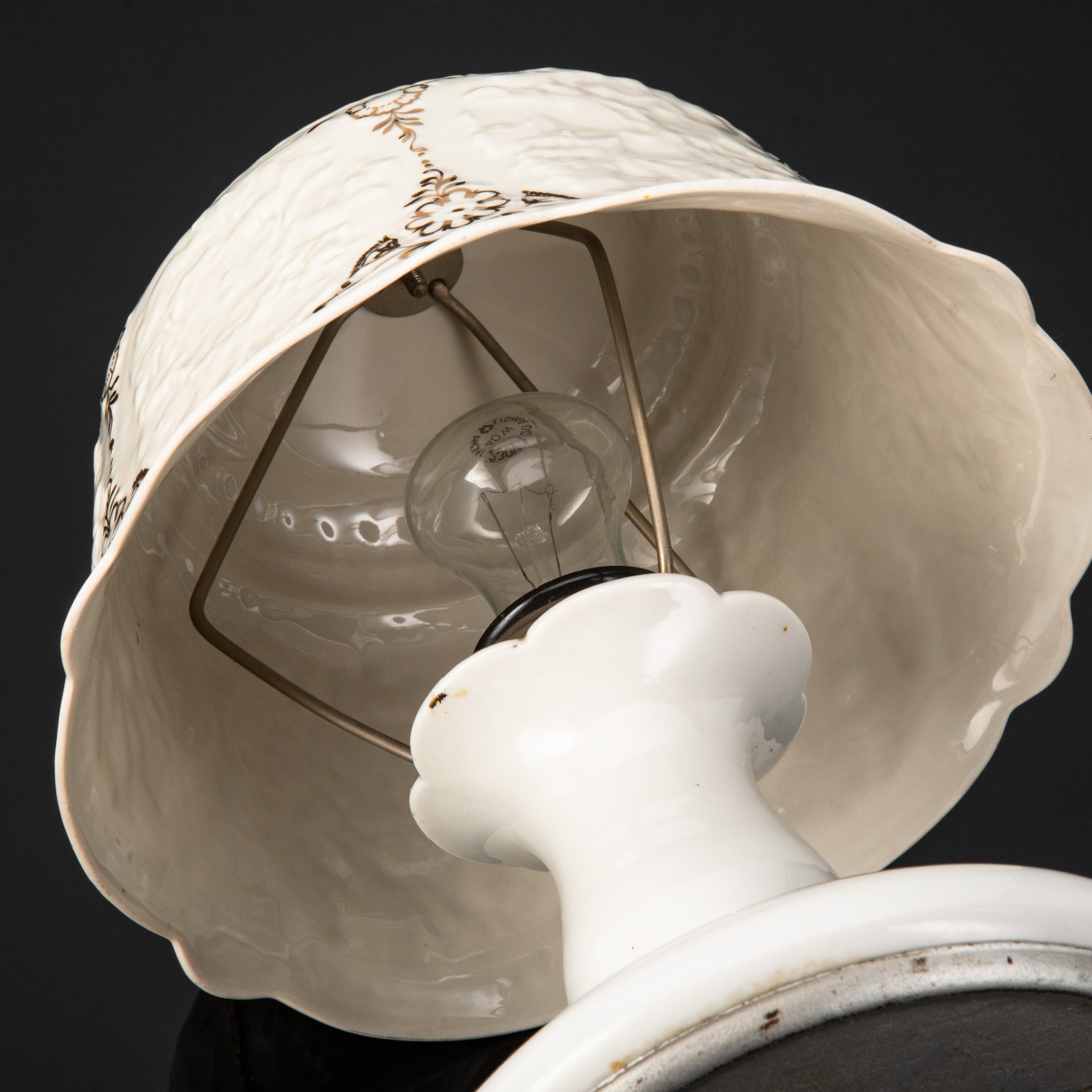 Лампа-ночник бело-зеленого цвета с растительным декором, фарфор, крытье, золочение, Барановский фарфоровый завод, СССР, 1950-1960 гг.