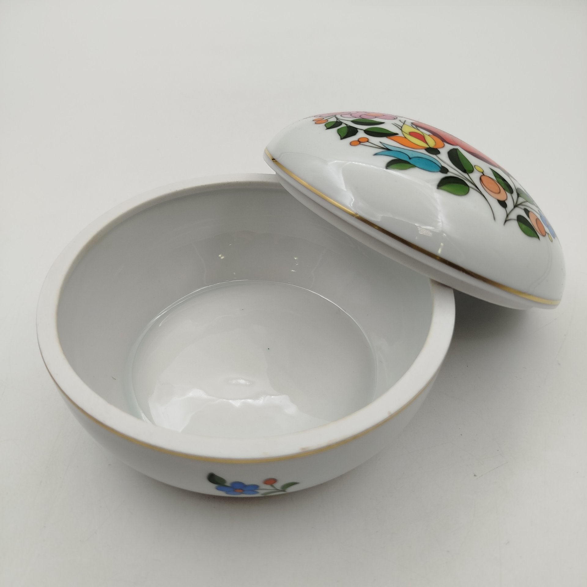 Шкатулка (бонбоньерка), украшенная ярким цветочным декором, фарфор, роспись, золочение, Kalocsa, Венгрия, 1960-1990 гг.