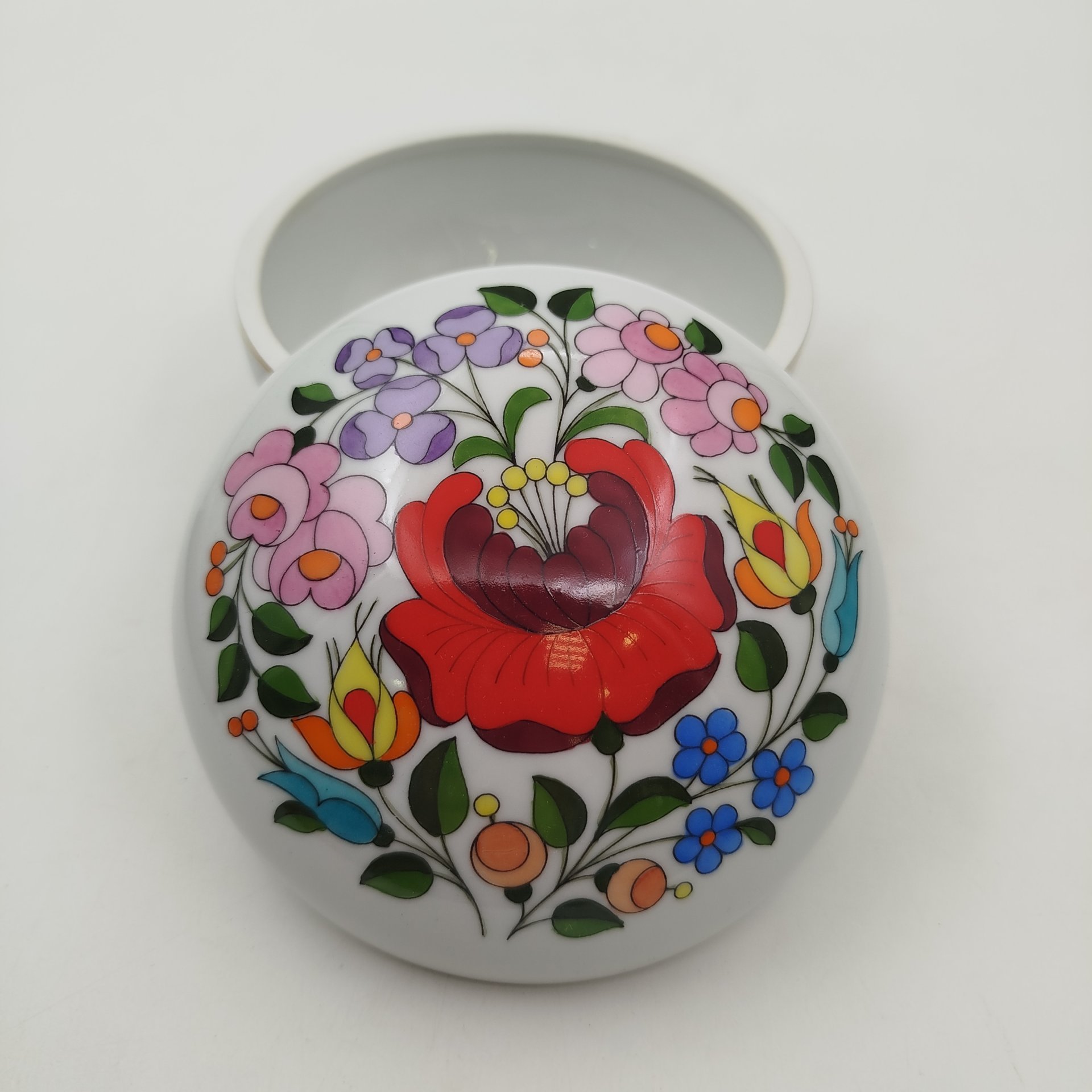 Шкатулка (бонбоньерка), украшенная ярким цветочным декором, фарфор, роспись, золочение, Kalocsa, Венгрия, 1960-1990 гг.