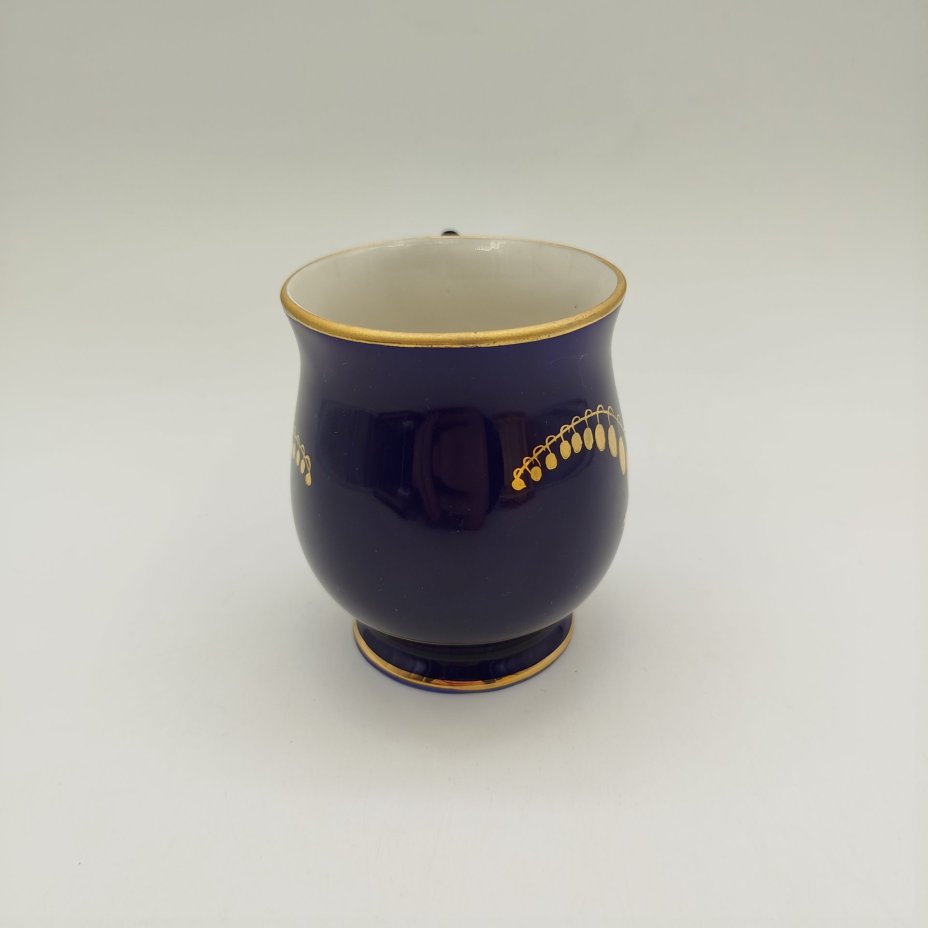 Кружка с изображением ландыша, фарфор, крытье кобальтом, золочение, роспись, Турыгинский фарфоровый завод артели «Художественная керамика» (Гжель), СССР, 1950-1960 гг.