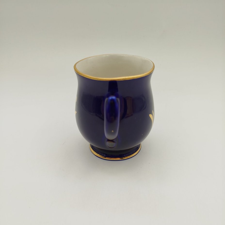 Кружка с изображением ландыша, фарфор, крытье кобальтом, золочение, роспись, Турыгинский фарфоровый завод артели «Художественная керамика» (Гжель), СССР, 1950-1960 гг.