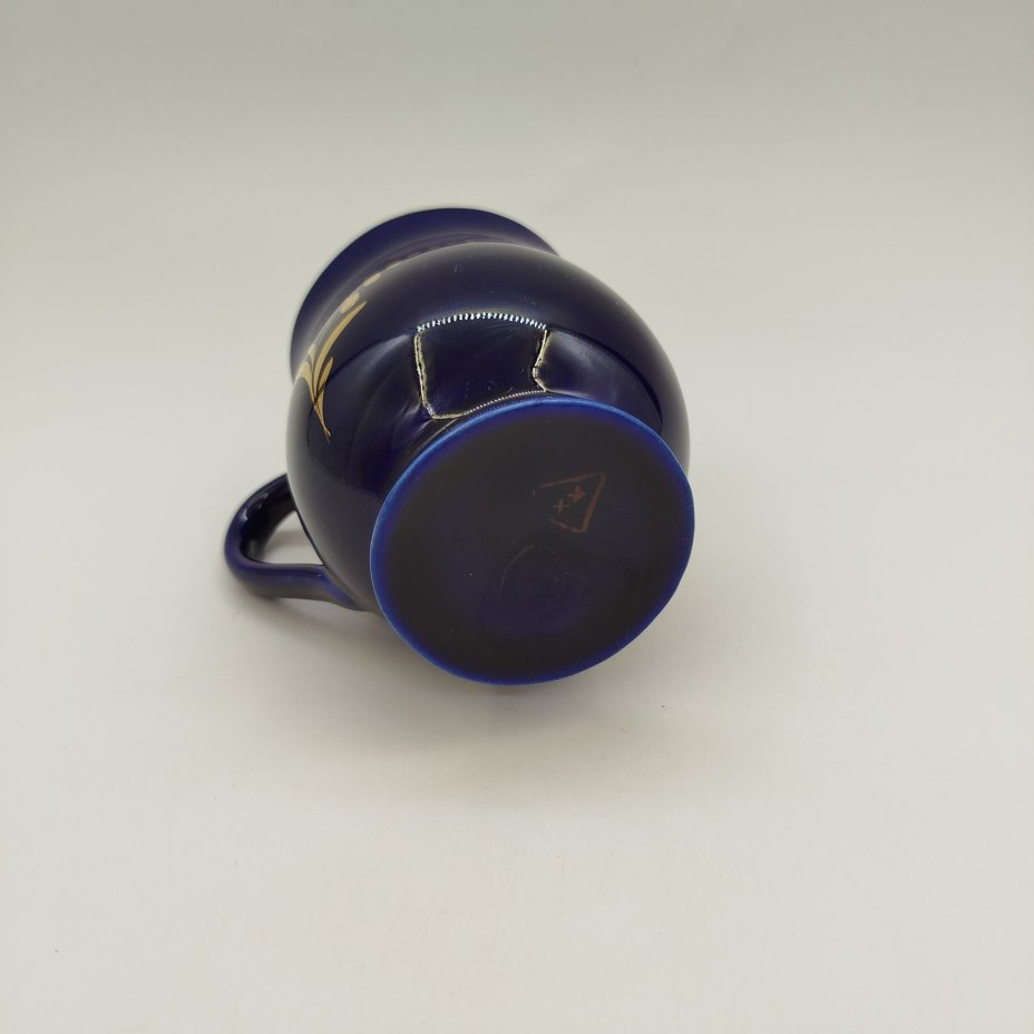 Кружка с изображением ландыша, фарфор, крытье кобальтом, золочение, роспись, Турыгинский фарфоровый завод артели «Художественная керамика» (Гжель), СССР, 1950-1960 гг.