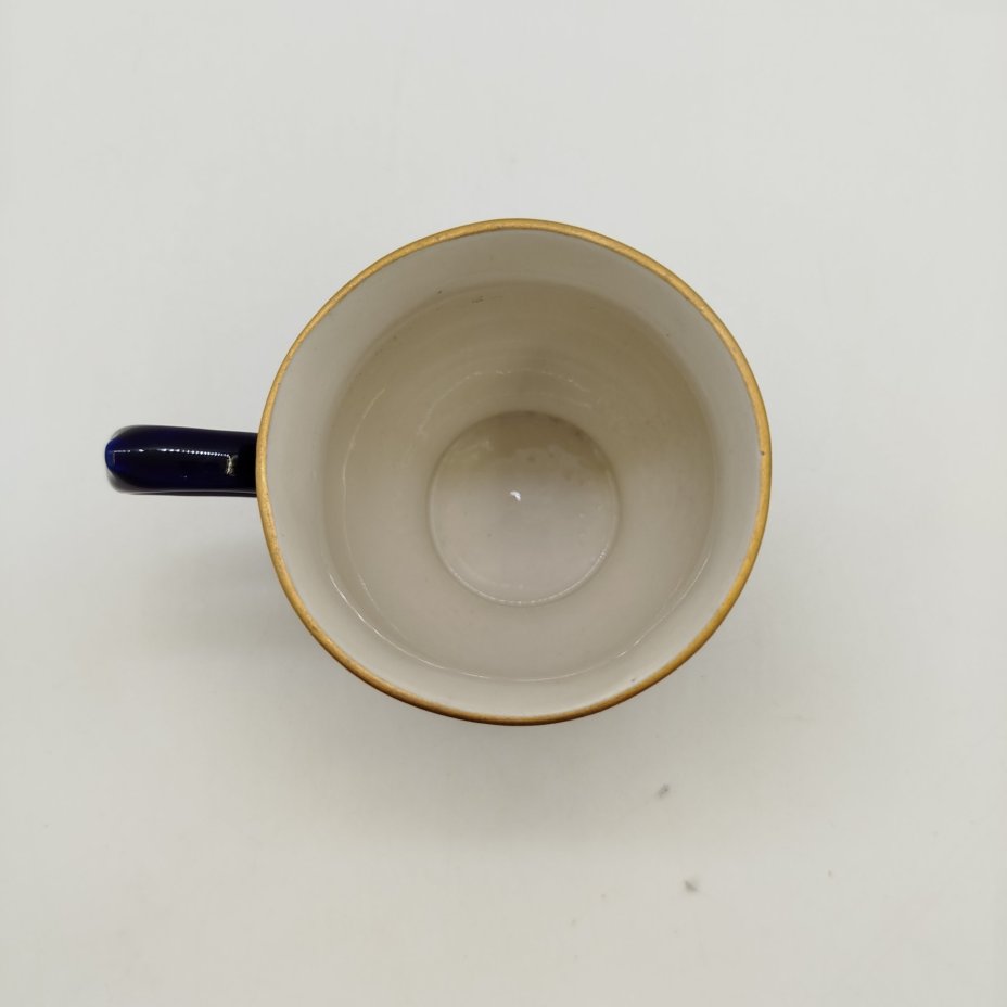 Кружка с изображением ландыша, фарфор, крытье кобальтом, золочение, роспись, Турыгинский фарфоровый завод артели «Художественная керамика» (Гжель), СССР, 1950-1960 гг.