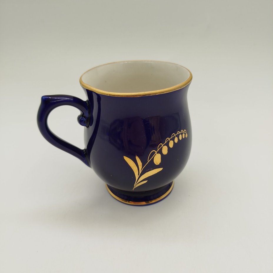 Кружка с изображением ландыша, фарфор, крытье кобальтом, золочение, роспись, Турыгинский фарфоровый завод артели «Художественная керамика» (Гжель), СССР, 1950-1960 гг., Турыгинский фарфоровый завод артели «Художественная керамика» (Гжель)