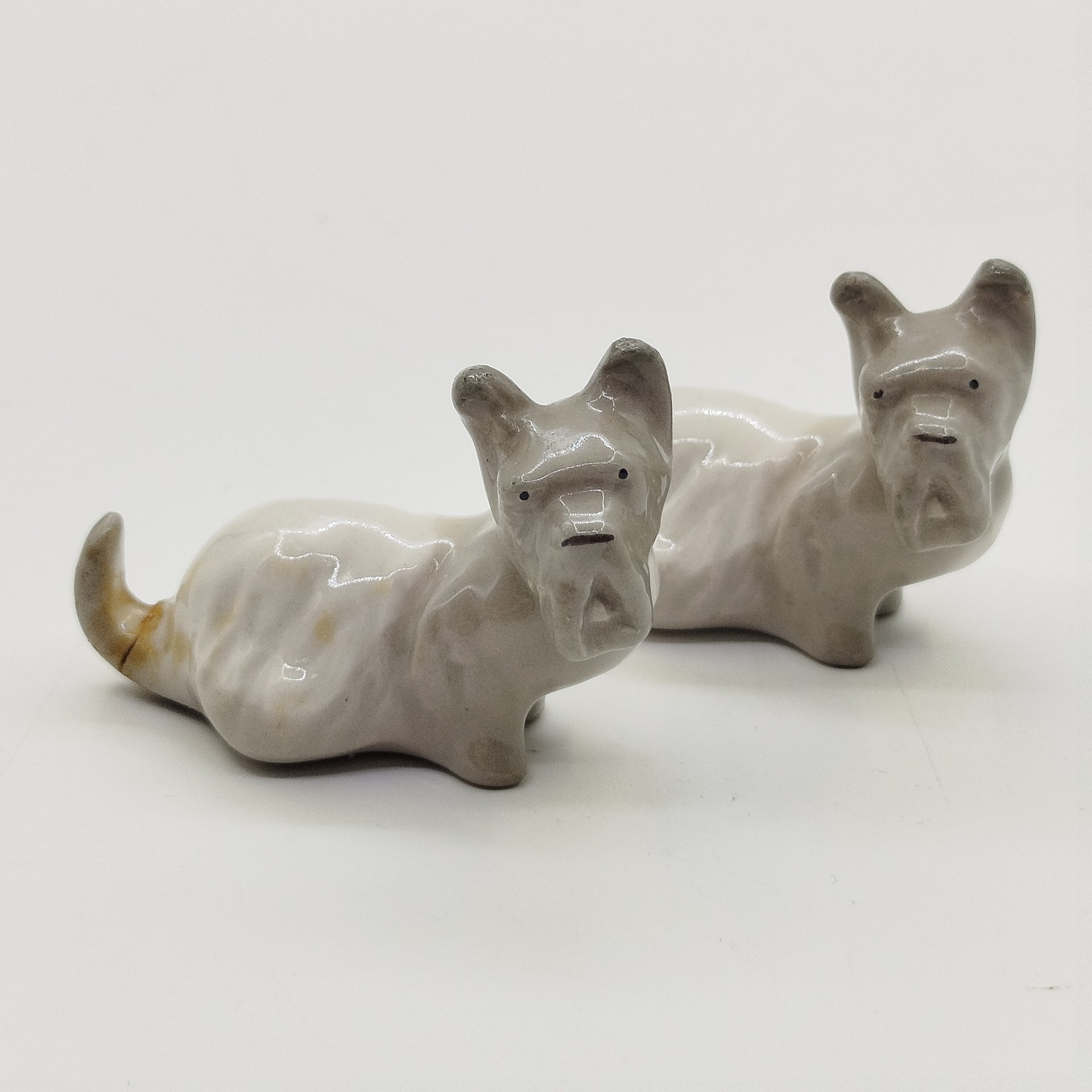 Пара миниатюрных статуэток "Шотландский терьер" ("Шотландка"), скульптор Н.Е. Муратов, (под реставрацию)