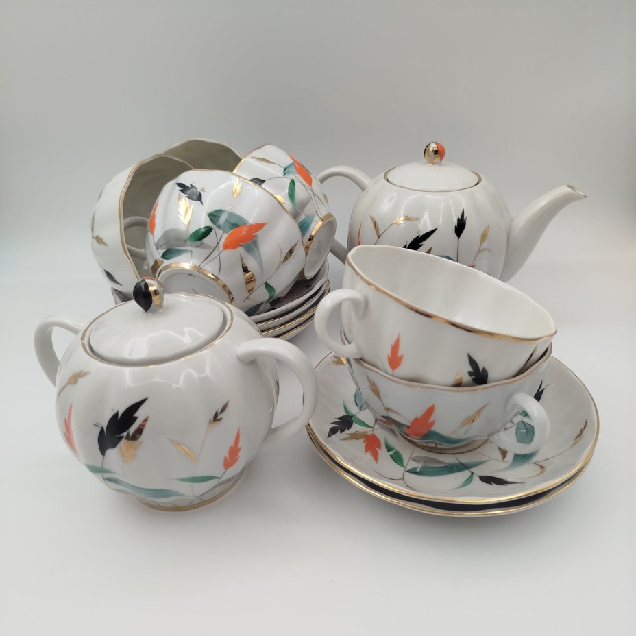 Сервиз чайный "На лугу" на 6 персон (14 предметов), автор формы "Тюльпан" С.Е. Яковлева, автор росписи Л.К. Блак, фарфор, роспись, золочение, Ленинградский фарфоровый завод (ЛФЗ), СССР, 1960-1970 гг.