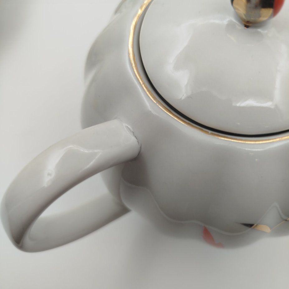 Сервиз чайный "На лугу" на 6 персон (14 предметов), автор формы "Тюльпан" С.Е. Яковлева, автор росписи Л.К. Блак, фарфор, роспись, золочение, Ленинградский фарфоровый завод (ЛФЗ), СССР, 1960-1970 гг.