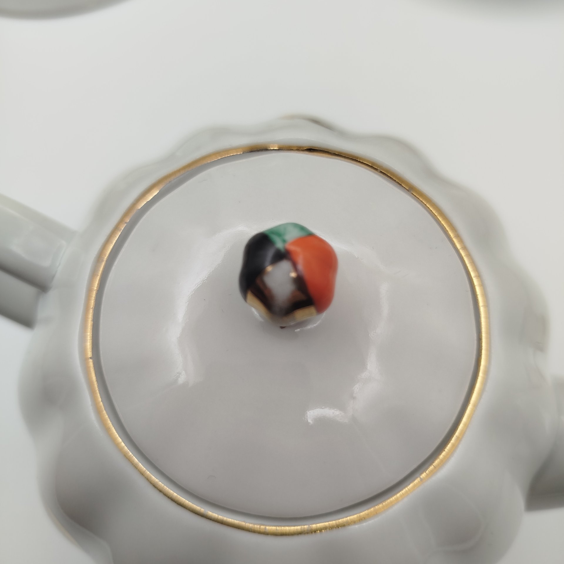 Сервиз чайный "На лугу" на 6 персон (14 предметов), автор формы "Тюльпан" С.Е. Яковлева, автор росписи Л.К. Блак, фарфор, роспись, золочение, Ленинградский фарфоровый завод (ЛФЗ), СССР, 1960-1970 гг.